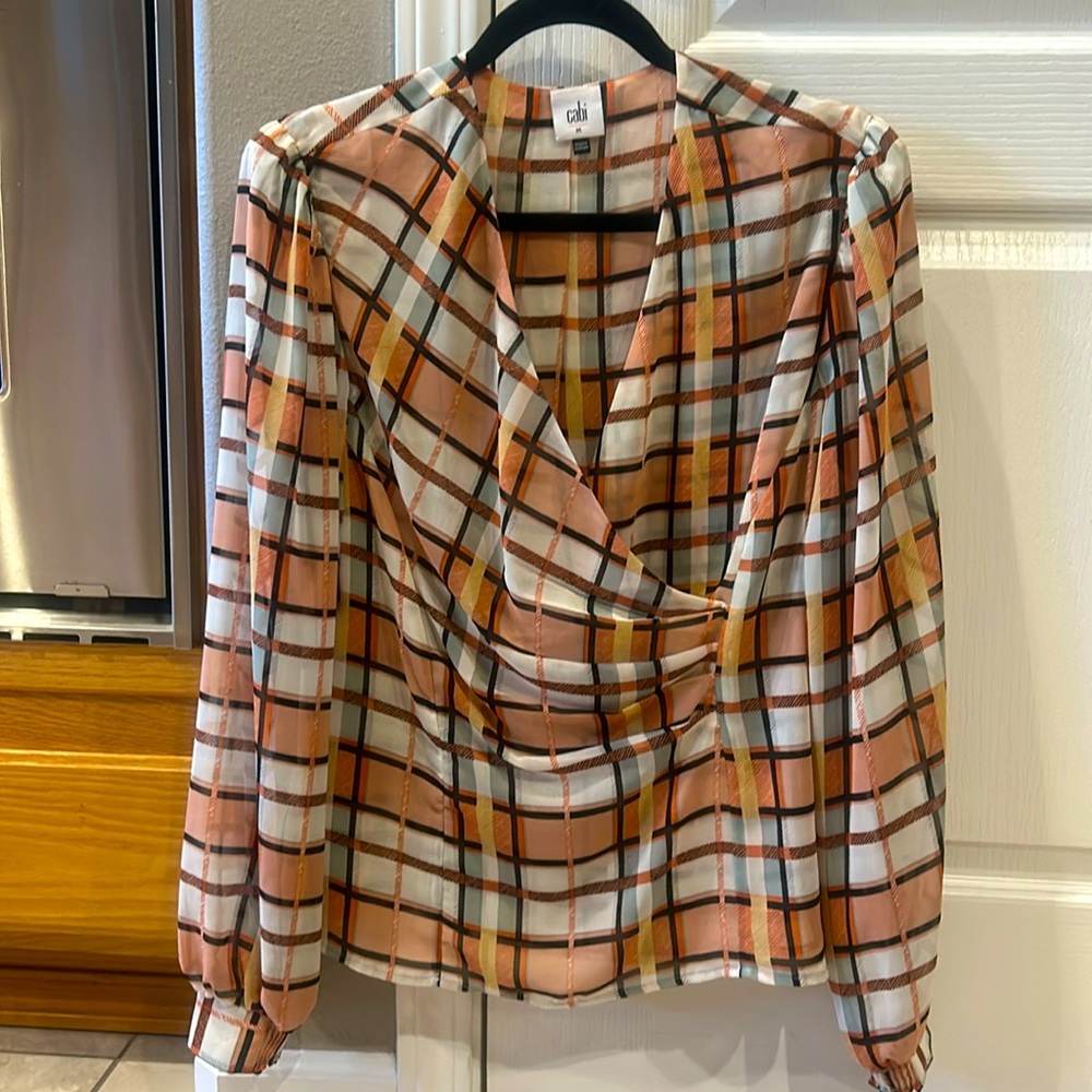 Beautiful cabi blouse, elastic at the end of the sleeves.